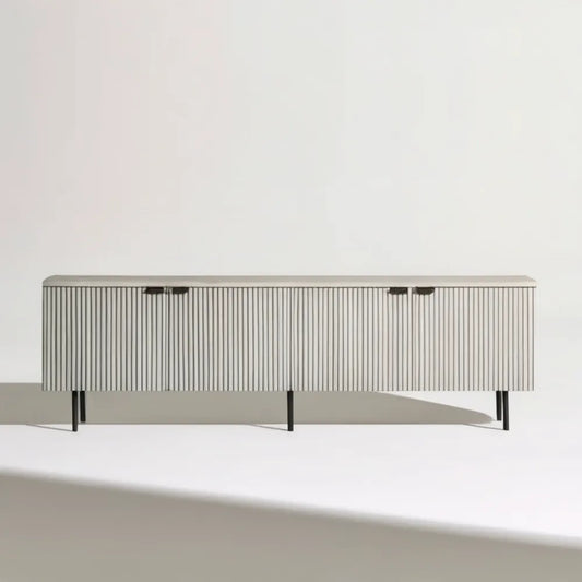 Biała szafka RTV z frezowanymi frontami, czarnymi stalowymi nogami i uchwytami, 160 x 40 x 70 cm